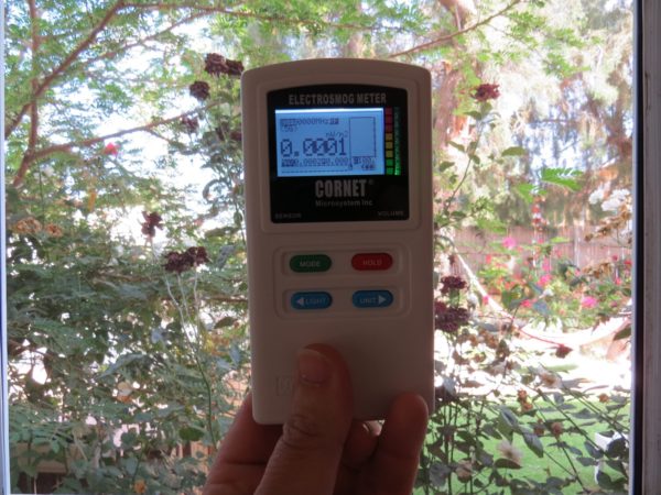 CORNET-ED88Tlus5G measuring RF radiation at the window of a low EMF house